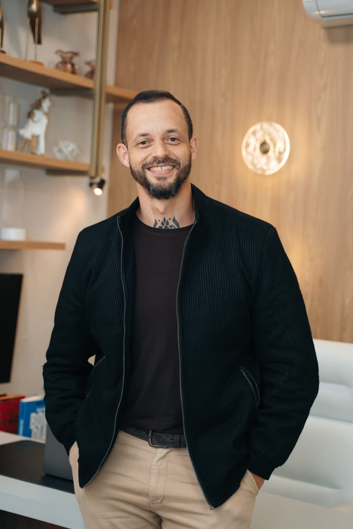 Diogo Bade, nutricionista, sorrindo no consultório